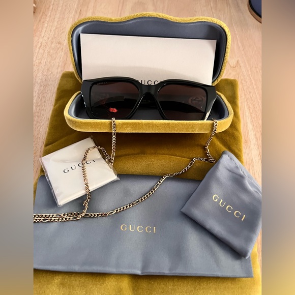 Gucci sunglasses with chain - Picture 2 of 5